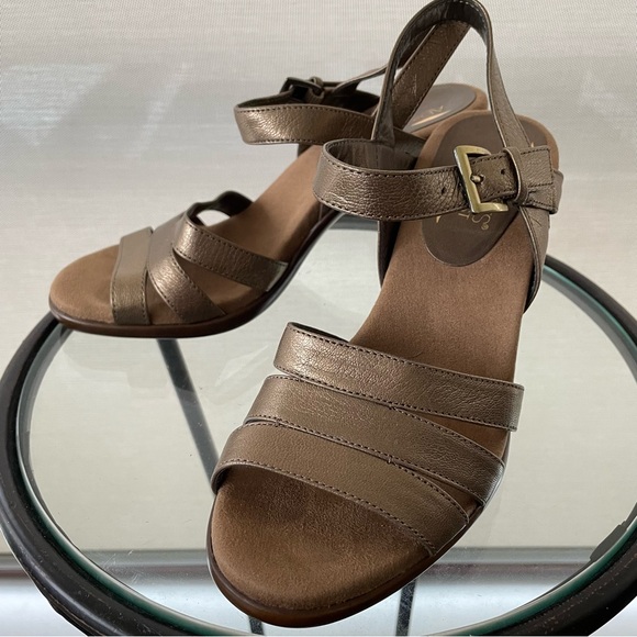 Like new Aerosoles metallic bronze heels in size 7. - Picture 2 of 10